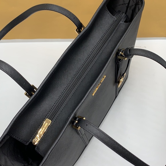 MICHAEL KORS BLACK COLOR
Jet Set Travel Large Saffiano Leather Tote Bag - Picture 8 of 14